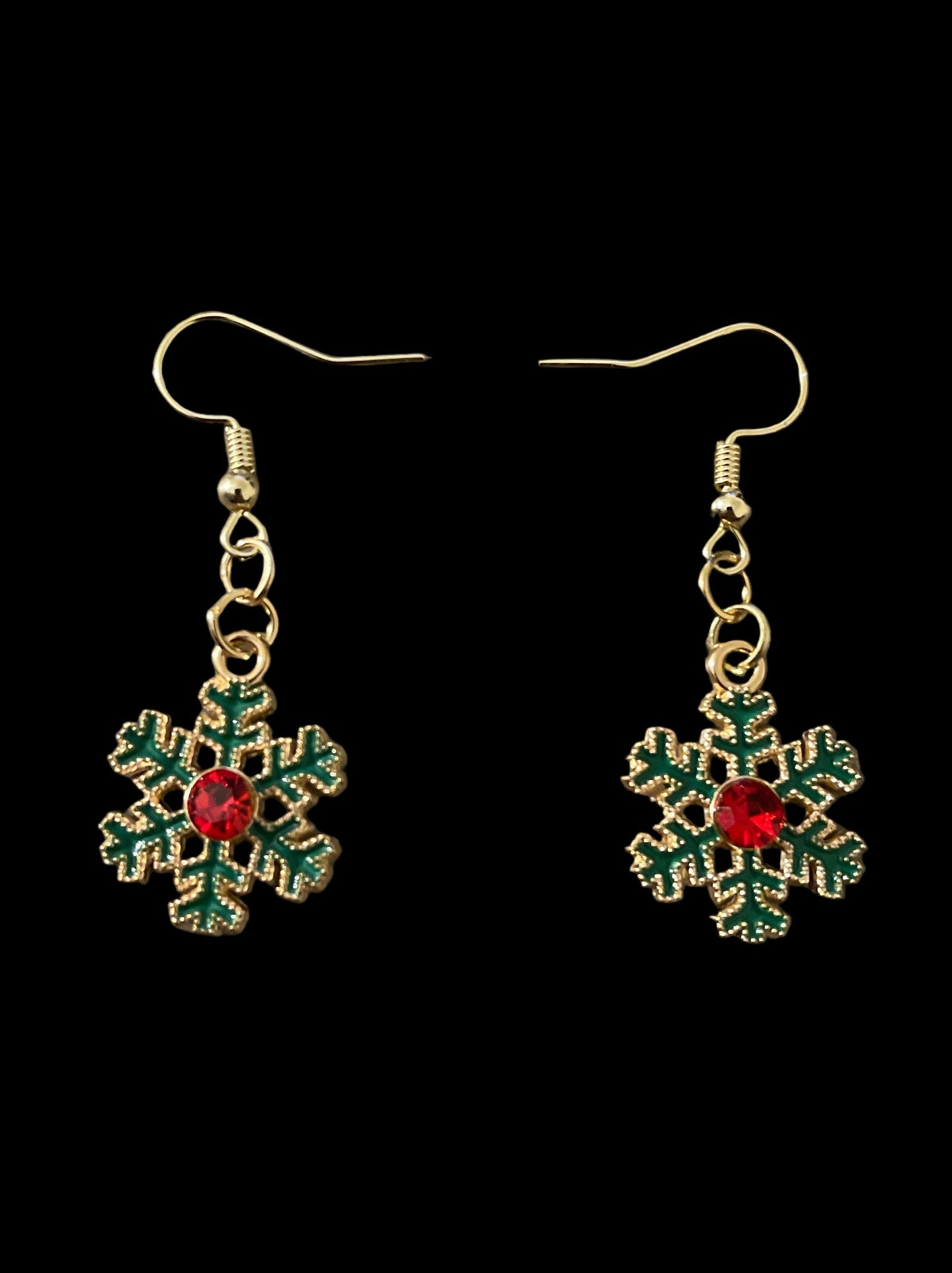 Green christmas snowflake earrings w/red emblem in middle